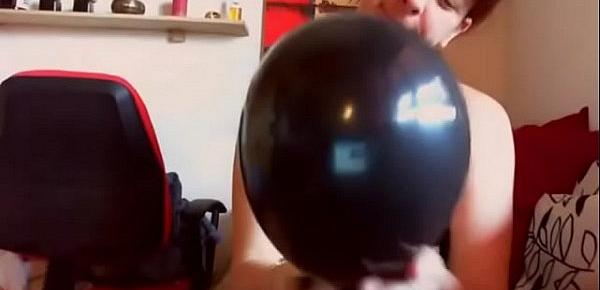  Gioco con grossi palloncini neri li gonfio e poi mi masturbo con un grosso cazzo nero